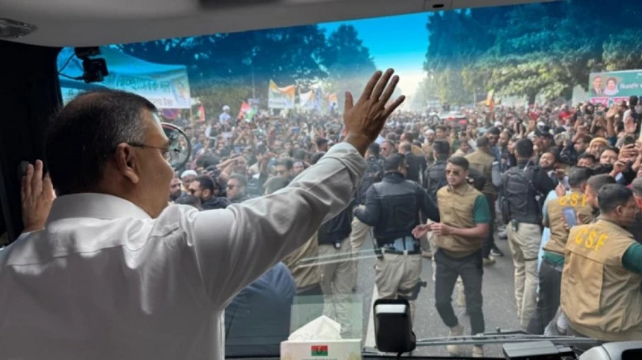 বাবার কবর জিয়ারত শেষে স্মৃতিসৌধের পথে তারেক